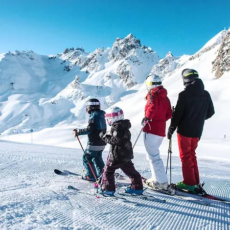 2 Pieces Pour 4 Pers. Avec Balcon, Skis Aux Pieds, Centre La Tania, Pres Des Remontees Mecaniques. - Fr-1-182a-31